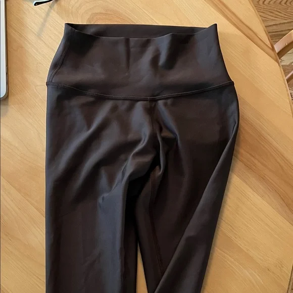ALO Yoga 7/8 High Waist Air Lift Legging.  S.  Espresso. - Picture 3 of 5